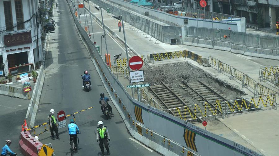 Rel Trem di Proyek MRT Fase 2A Glodok-Kota. (CNBC Indonesia/Tri Susilo)