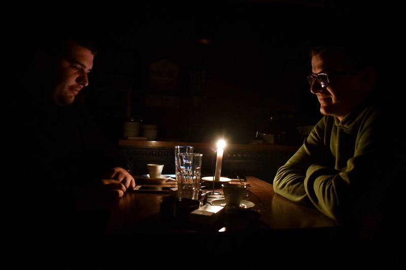 KOSOVO-POWER/OUTAGES Candles are pictured at a bar during the power cut in Pristina, Kosovo, December 27, 2021. Picture taken December 27, 2021. REUTERS/Laura Hasani