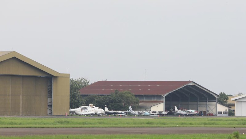 Sebuah pesawat parkir di Apron Bandara Pondok Cabe, Pamulang, Tangerang Selatan, Banten, Rabu (29/12/2021). (CNBC Indonesia/Andrean Kristianto)
