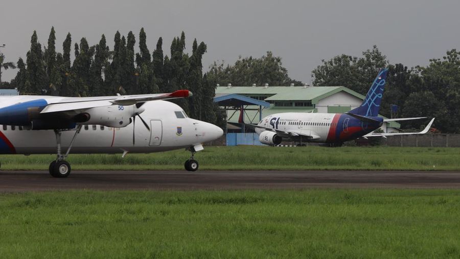 Sebuah pesawat parkir di Apron Bandara Pondok Cabe, Pamulang, Tangerang Selatan, Banten, Rabu (29/12/2021). (CNBC Indonesia/Andrean Kristianto)