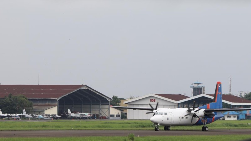 Sebuah pesawat parkir di Apron Bandara Pondok Cabe, Pamulang, Tangerang Selatan, Banten, Rabu (29/12/2021). (CNBC Indonesia/Andrean Kristianto)