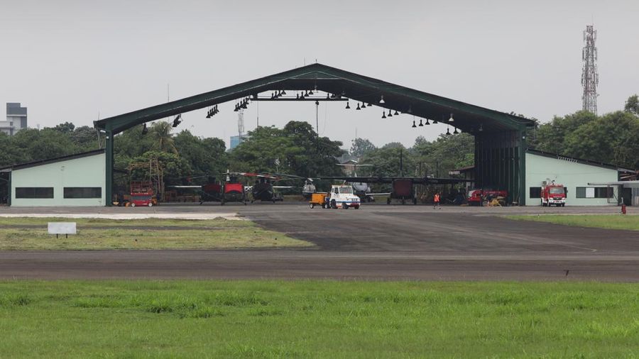 Sebuah pesawat parkir di Apron Bandara Pondok Cabe, Pamulang, Tangerang Selatan, Banten, Rabu (29/12/2021). (CNBC Indonesia/Andrean Kristianto)