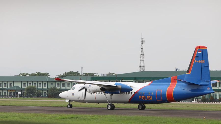 Sebuah pesawat parkir di Apron Bandara Pondok Cabe, Pamulang, Tangerang Selatan, Banten, Rabu (29/12/2021). (CNBC Indonesia/Andrean Kristianto)