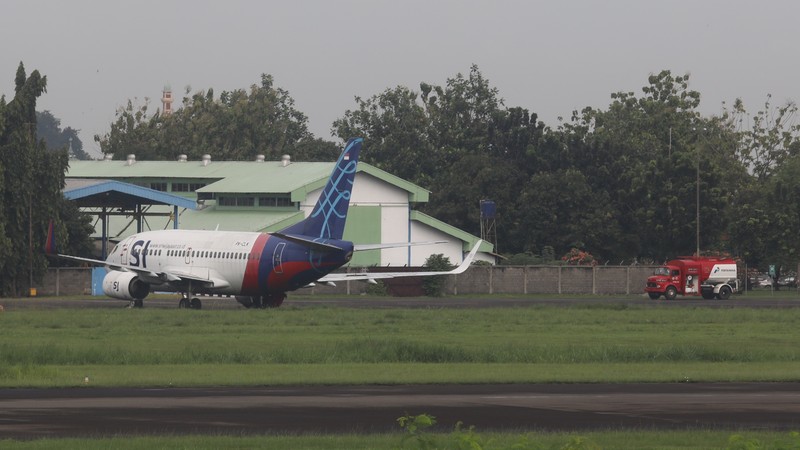 Sebuah pesawat parkir di Apron Bandara Pondok Cabe, Pamulang, Tangerang Selatan, Banten, Rabu (29/12/2021). (CNBC Indonesia/Andrean Kristianto)