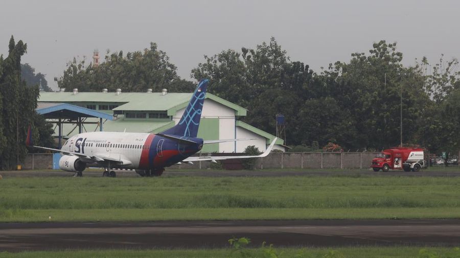 Sebuah pesawat parkir di Apron Bandara Pondok Cabe, Pamulang, Tangerang Selatan, Banten, Rabu (29/12/2021). (վ/Andrean Kristianto)
