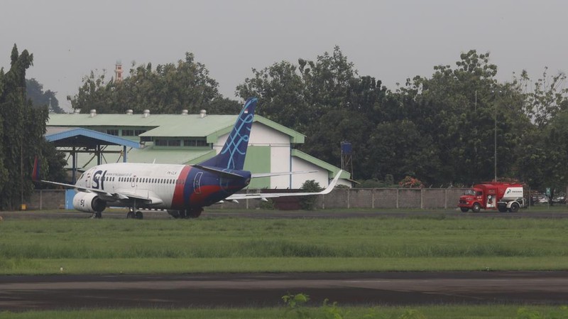 Sebuah pesawat parkir di Apron Bandara Pondok Cabe, Pamulang, Tangerang Selatan, Banten, Rabu (29/12/2021). (CNBC Indonesia/Andrean Kristianto)