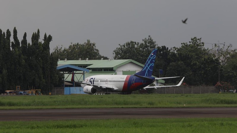 Sebuah pesawat parkir di Apron Bandara Pondok Cabe, Pamulang, Tangerang Selatan, Banten, Rabu (29/12/2021). (CNBC Indonesia/Andrean Kristianto)