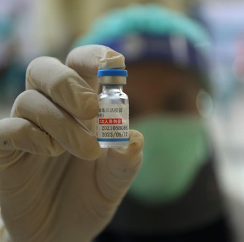 Penampakan 'Bule' di Jakarta Ikut Program Vaksinasi Covid-19