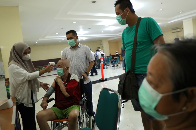 Virus Outbreak California People line up for a free COVID-19 rapid test at a gas station in the Reseda section of Los Angeles on Sunday, Dec. 26, 2021, as California braces for a post-holiday virus surge. (AP Photo/Richard Vogel)