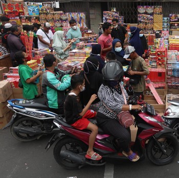 Pedagang Kembang Api Raup Cuan Puluhan Juta Jelang Tahun Baru