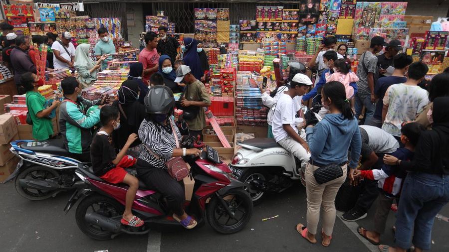 Calon pembeli memilih kembang api di Pasar Asemka, Jakarta, Kamis (30/12/2021).  Menjelang perayaan tahun baru 2022, sejumlah pedagang petasan mulai ramai memadati area Pasar Asemka. (CNBC Indonesia/Andrean Kristianto)