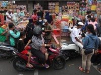 Pedagang Kembang Api Raup Cuan Puluhan Juta Jelang Tahun Baru