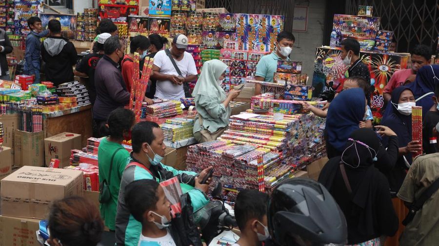 Calon pembeli memilih kembang api di Pasar Asemka, Jakarta, Kamis (30/12/2021).  Menjelang perayaan tahun baru 2022, sejumlah pedagang petasan mulai ramai memadati area Pasar Asemka. (CNBC Indonesia/Andrean Kristianto)
