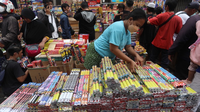 Calon pembeli memilih kembang api di Pasar Asemka, Jakarta, Kamis (30/12/2021). Menjelang perayaan tahun baru 2022, sejumlah pedagang petasan mulai ramai memadati area Pasar Asemka. (CNBC Indonesia/Andrean Kristianto) Calon pembeli memilih kembang api di Pasar Asemka, Jakarta, Kamis (30/12/2021). Menjelang perayaan tahun baru 2022, sejumlah pedagang petasan mulai ramai memadati area Pasar Asemka. (CNBC Indonesia/Andrean Kristianto)
