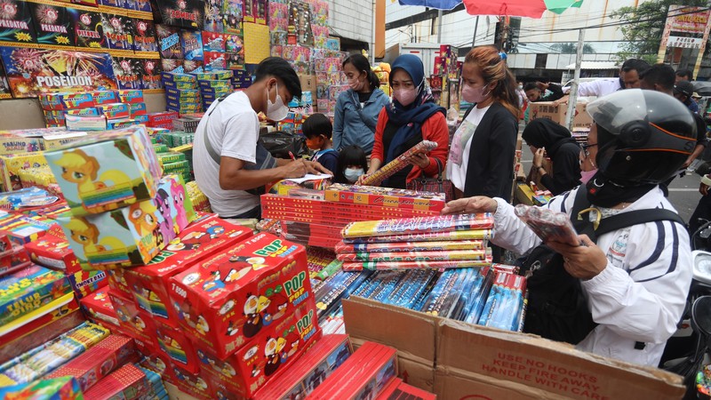 Calon pembeli memilih kembang api di Pasar Asemka, Jakarta, Kamis (30/12/2021). Menjelang perayaan tahun baru 2022, sejumlah pedagang petasan mulai ramai memadati area Pasar Asemka. (CNBC Indonesia/Andrean Kristianto) Calon pembeli memilih kembang api di Pasar Asemka, Jakarta, Kamis (30/12/2021). Menjelang perayaan tahun baru 2022, sejumlah pedagang petasan mulai ramai memadati area Pasar Asemka. (CNBC Indonesia/Andrean Kristianto)