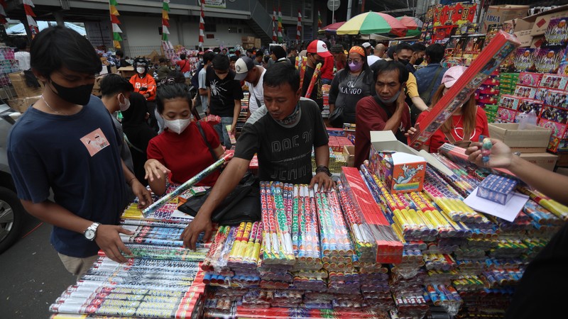 Calon pembeli memilih kembang api di Pasar Asemka, Jakarta, Kamis (30/12/2021).  Menjelang perayaan tahun baru 2022, sejumlah pedagang petasan mulai ramai memadati area Pasar Asemka. (CNBC Indonesia/Andrean Kristianto)