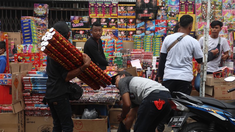 Calon pembeli memilih kembang api di Pasar Asemka, Jakarta, Kamis (30/12/2021).  Menjelang perayaan tahun baru 2022, sejumlah pedagang petasan mulai ramai memadati area Pasar Asemka. (CNBC Indonesia/Andrean Kristianto)