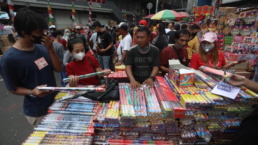 Calon pembeli memilih kembang api di Pasar Asemka, Jakarta, Kamis (30/12/2021). Menjelang perayaan tahun baru 2022, sejumlah pedagang petasan mulai ramai memadati area Pasar Asemka. (CNBC Indonesia/Andrean Kristianto)