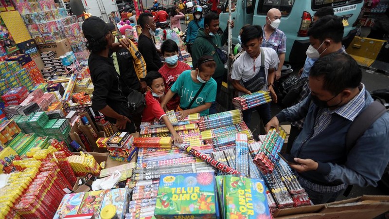 Calon pembeli memilih kembang api di Pasar Asemka, Jakarta, Kamis (30/12/2021).  Menjelang perayaan tahun baru 2022, sejumlah pedagang petasan mulai ramai memadati area Pasar Asemka. (CNBC Indonesia/Andrean Kristianto)