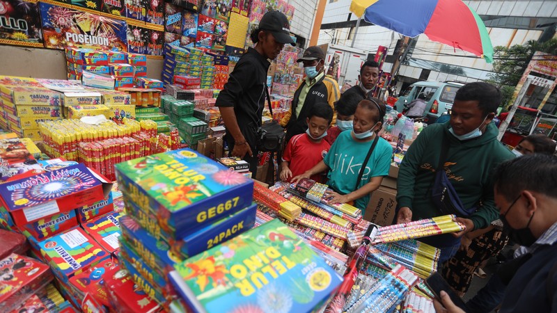 Calon pembeli memilih kembang api di Pasar Asemka, Jakarta, Kamis (30/12/2021). Menjelang perayaan tahun baru 2022, sejumlah pedagang petasan mulai ramai memadati area Pasar Asemka. (CNBC Indonesia/Andrean Kristianto) Calon pembeli memilih kembang api di Pasar Asemka, Jakarta, Kamis (30/12/2021). Menjelang perayaan tahun baru 2022, sejumlah pedagang petasan mulai ramai memadati area Pasar Asemka. (CNBC Indonesia/Andrean Kristianto)