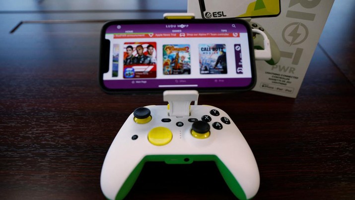 Riot PWR RP1950ESL for iPhone game controller is displayed at T2M's warehouse in Pembroke, Massachusetts, U.S., November 5, 2021. Picture taken November 5, 2021.   REUTERS/Brian Snyder