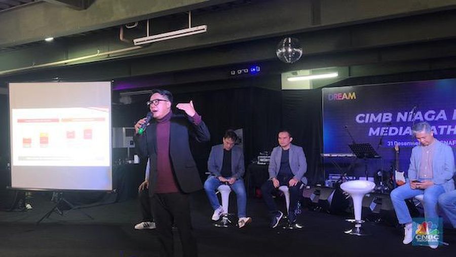 Presdir CIMB Niaga Finance, Ristiawan Suherman tengah menyampaikan strategi bisnis tahun depan.