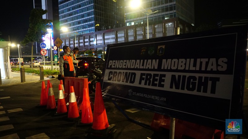 Pemberlakukan Crowd Free Night pada saat malam pergantian tahun 2022 Personel Kepolisian berjaga di kawasan Bundaran HI, Jakarta, Jumat (31/12/2021). Kabid Humas Polda Metro Jaya, Kombes Pol Endra Zulpan menerangkan, 1.730 personel disebar ke beberapa titik terutama di ruas jalan yang akan diberlakukan Crowd Free Night pada saat malam pergantian tahun 2022. Kegiatan yang bertujuan untuk mengurangi volume kendaraan pada malam tahun baru itu berlaku pada 31 Desember 2021 sejak pukul 22.00 WIB sampai 1 Januari 2022 pukul 04.00 WIB di 11 ruas jalan di DKI Jakarta. Petugas Satpol PP berusaha membubarkan warga yang masih berada di lokasi kawasan bundaran Hotel Indonesia. (CNBC Indonesia/ Tri Susilo)