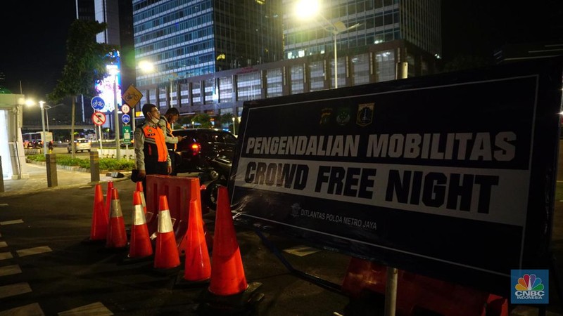 Personel Kepolisian berjaga di kawasan Bundaran HI, Jakarta, Jumat (31/12/2021). Kabid Humas Polda Metro Jaya, Kombes Pol Endra Zulpan menerangkan, 1.730 personel disebar ke beberapa titik terutama di ruas jalan yang akan diberlakukan Crowd Free Night pada saat malam pergantian tahun 2022. Kegiatan yang  bertujuan untuk mengurangi volume kendaraan pada malam tahun baru itu berlaku pada 31 Desember 2021 sejak pukul 22.00 WIB sampai 1 Januari 2022 pukul 04.00 WIB di 11 ruas jalan di DKI Jakarta. Petugas Satpol PP berusaha membubarkan warga yang masih berada di lokasi kawasan bundaran Hotel Indonesia. (CNBC Indonesia/ Tri Susilo)
