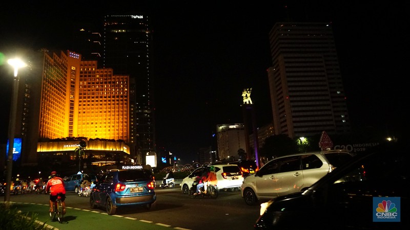 Pemberlakukan Crowd Free Night pada saat malam pergantian tahun 2022 Personel Kepolisian berjaga di kawasan Bundaran HI, Jakarta, Jumat (31/12/2021). Kabid Humas Polda Metro Jaya, Kombes Pol Endra Zulpan menerangkan, 1.730 personel disebar ke beberapa titik terutama di ruas jalan yang akan diberlakukan Crowd Free Night pada saat malam pergantian tahun 2022. Kegiatan yang bertujuan untuk mengurangi volume kendaraan pada malam tahun baru itu berlaku pada 31 Desember 2021 sejak pukul 22.00 WIB sampai 1 Januari 2022 pukul 04.00 WIB di 11 ruas jalan di DKI Jakarta. Petugas Satpol PP berusaha membubarkan warga yang masih berada di lokasi kawasan bundaran Hotel Indonesia. (CNBC Indonesia/ Tri Susilo)