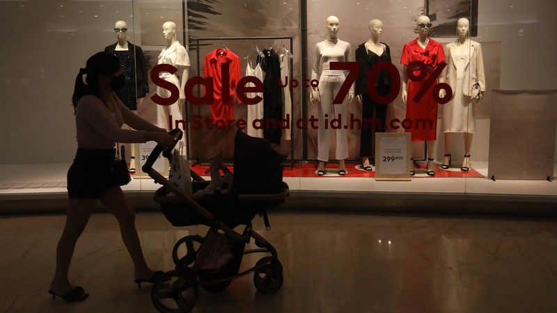Pengunjung memilih pakaian yang dijual saat diskon akhir tahun di Lotte Shopping Avenue, Jakarta, Jumat (31/12/2021). (CNBC Indonesia/Andrean Kristianto)