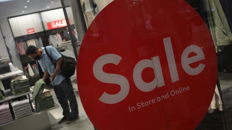 Pengunjung memilih pakaian yang dijual saat diskon akhir tahun di Lotte Shopping Avenue, Jakarta, Jumat (31/12/2021). (CNBC Indonesia/Andrean Kristianto)