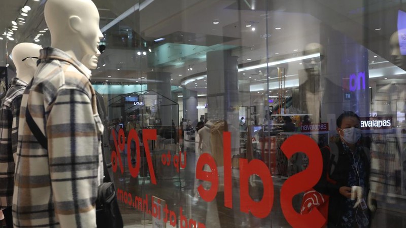 Pengunjung memilih pakaian yang dijual saat diskon akhir tahun di Lotte Shopping Avenue, Jakarta, Jumat (31/12/2021). (CNBC Indonesia/Andrean Kristianto)