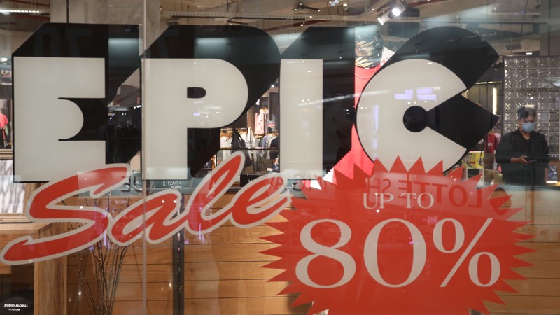 Pengunjung memilih pakaian yang dijual saat diskon akhir tahun di Lotte Shopping Avenue, Jakarta, Jumat (31/12/2021). (CNBC Indonesia/Andrean Kristianto) Pengunjung memilih pakaian yang dijual saat diskon akhir tahun di Lotte Shopping Avenue, Jakarta, Jumat (31/12/2021). (CNBC Indonesia/Andrean Kristianto)