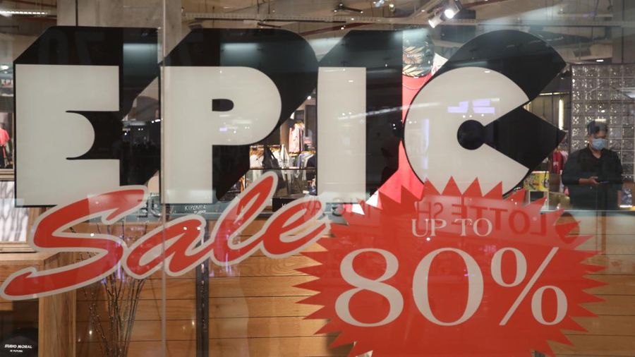 Pengunjung memilih pakaian yang dijual saat diskon akhir tahun di Lotte Shopping Avenue, Jakarta, Jumat (31/12/2021). (CNBC Indonesia/Andrean Kristianto)