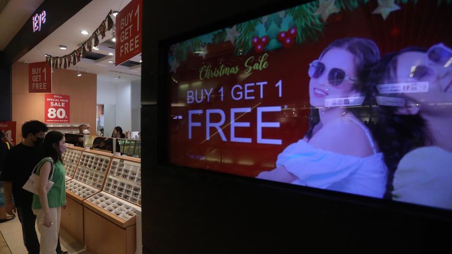 Pengunjung memilih pakaian yang dijual saat diskon akhir tahun di Lotte Shopping Avenue, Jakarta, Jumat (31/12/2021). (CNBC Indonesia/Andrean Kristianto)