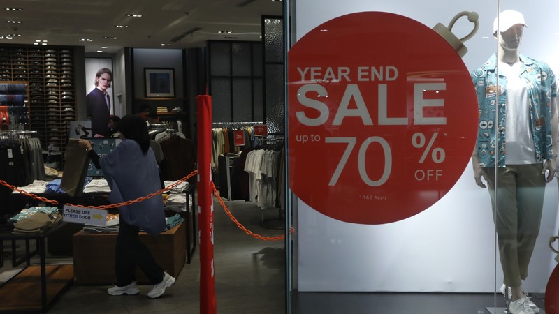 Pengunjung memilih pakaian yang dijual saat diskon akhir tahun di Lotte Shopping Avenue, Jakarta, Jumat (31/12/2021). (CNBC Indonesia/Andrean Kristianto) Pengunjung memilih pakaian yang dijual saat diskon akhir tahun di Lotte Shopping Avenue, Jakarta, Jumat (31/12/2021). (CNBC Indonesia/Andrean Kristianto)