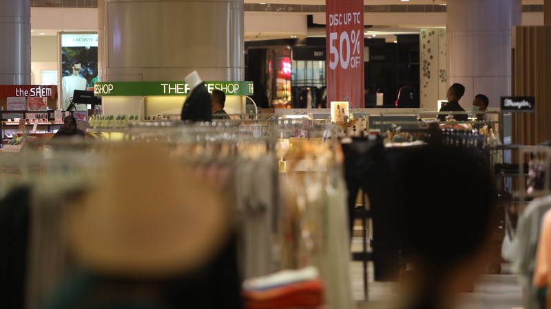 Pengunjung memilih pakaian yang dijual saat diskon akhir tahun di Lotte Shopping Avenue, Jakarta, Jumat (31/12/2021). (CNBC Indonesia/Andrean Kristianto) Pengunjung memilih pakaian yang dijual saat diskon akhir tahun di Lotte Shopping Avenue, Jakarta, Jumat (31/12/2021). (CNBC Indonesia/Andrean Kristianto)