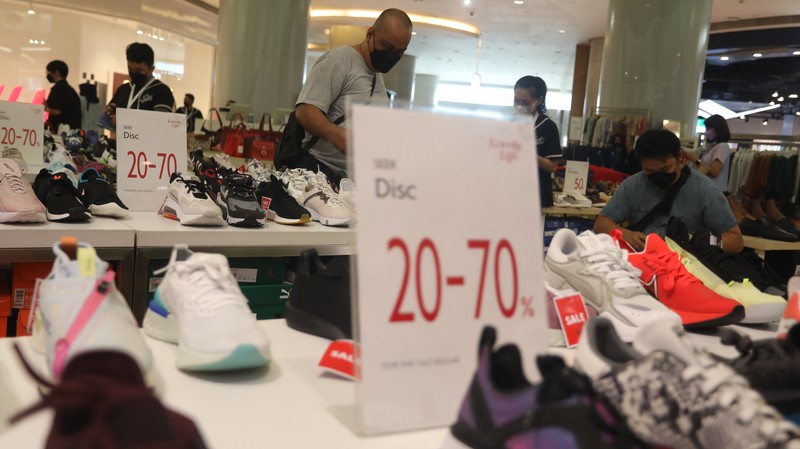 Pengunjung memilih pakaian yang dijual saat diskon akhir tahun di Lotte Shopping Avenue, Jakarta, Jumat (31/12/2021). (CNBC Indonesia/Andrean Kristianto) Pengunjung memilih pakaian yang dijual saat diskon akhir tahun di Lotte Shopping Avenue, Jakarta, Jumat (31/12/2021). (CNBC Indonesia/Andrean Kristianto)