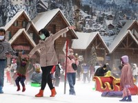 Asyik Main Salju Saat Libur di Trans Snow World Bekasi