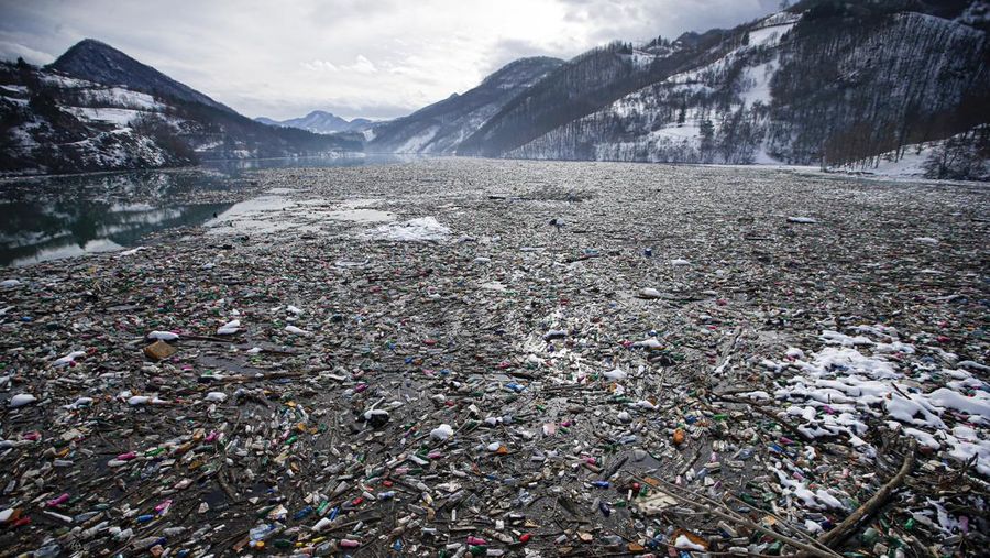 Botol plastik dan sampah lainnya mengapung di danau Potpecko dekat Priboj, di barat daya Serbia (22/1/2021). (AP Photo/Darko Vojinovic)