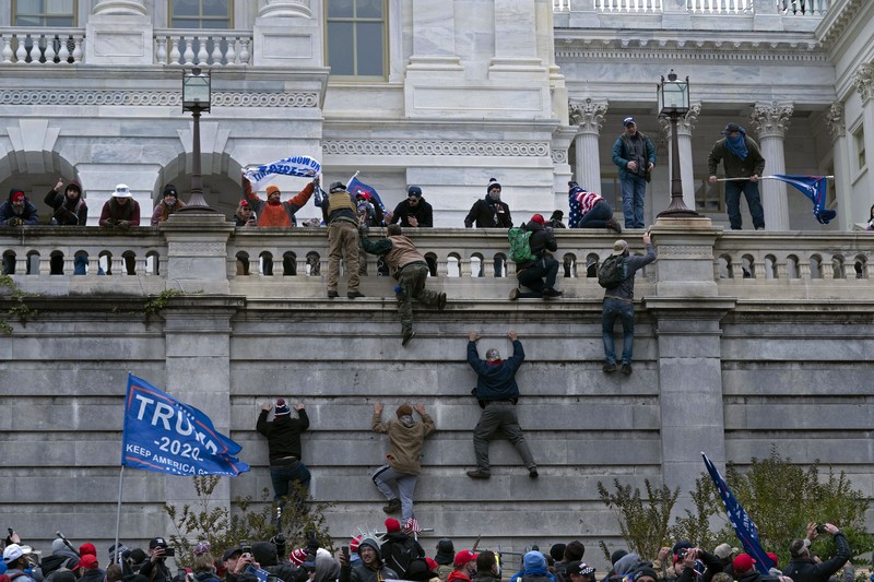 (6/1/2021) Pendukung Donald Trump di Pemilu Pendukung Presiden Donald Trump mencoba menerobos penghalang polisi ketika Kongres bersiap untuk menegaskan kemenangan Presiden terpilih Joe Biden di Capitol di Washington (6/1/2021). (AP/Julio Cortez)
