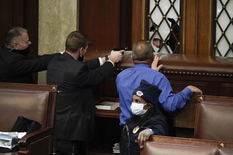 (6/1/2021) Pendukung Donald Trump di Pemilu Pendukung Presiden Donald Trump mencoba menerobos penghalang polisi ketika Kongres bersiap untuk menegaskan kemenangan Presiden terpilih Joe Biden di Capitol di Washington (6/1/2021). (AP/Julio Cortez)