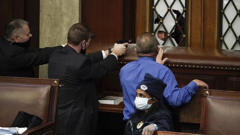 Pendukung Presiden Donald Trump mencoba menerobos penghalang polisi ketika Kongres bersiap untuk menegaskan kemenangan Presiden terpilih Joe Biden di Capitol di Washington (6/1/2021). (AP/Julio Cortez)