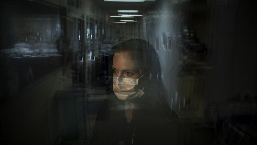 Perawat Lisa Lampkin, bagian dari kelompok perawat pertama yang telah merawat pasien virus corona di unit perawatan intensif, menunjukkan foto di ICU COVID-19 yang kosong di Providence Mission Hospital di Mission Viejo, California (6/4/2021).