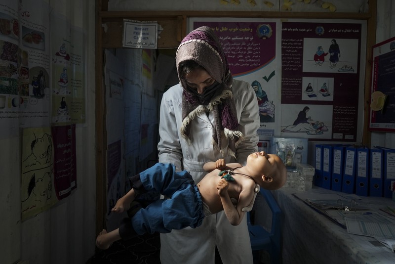 Kemiskinan dan Gizi Buruk anak Afghanistan Hamid Abdullah berdiri di luar ruangan tempat anak-anaknya bermain di sebuah pemukiman dekat Herat, Afghanistan (16/12/2021). Abdullah menjual putrinya yang masih kecil untuk dijodohkan karena sangat membutuhkan uang untuk mengobati istrinya yang sakit kronis dan hamil anak kelima mereka . (AP/Mstyslav Chernov)