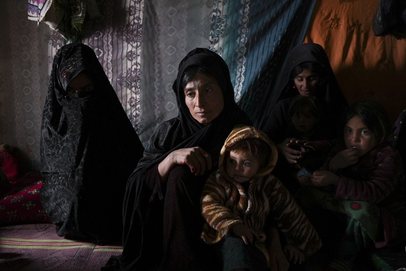 Hamid Abdullah berdiri di luar ruangan tempat anak-anaknya bermain di sebuah pemukiman dekat Herat, Afghanistan (16/12/2021). Abdullah menjual putrinya yang masih kecil untuk dijodohkan karena sangat membutuhkan uang untuk mengobati istrinya yang sakit kronis dan hamil anak kelima mereka . (AP/Mstyslav Chernov)