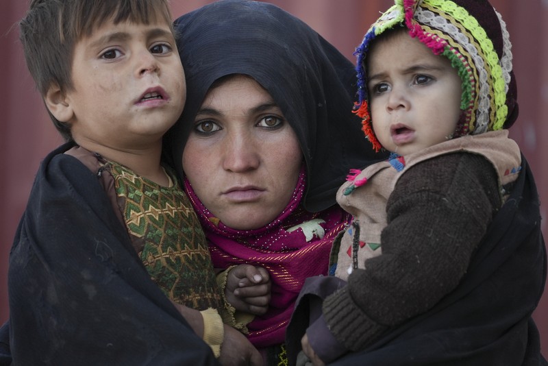 Hamid Abdullah berdiri di luar ruangan tempat anak-anaknya bermain di sebuah pemukiman dekat Herat, Afghanistan (16/12/2021). Abdullah menjual putrinya yang masih kecil untuk dijodohkan karena sangat membutuhkan uang untuk mengobati istrinya yang sakit kronis dan hamil anak kelima mereka . (AP/Mstyslav Chernov)