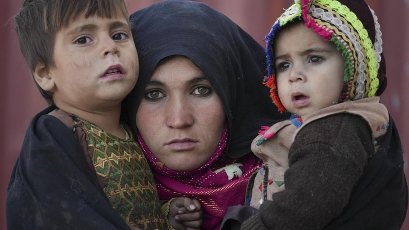Hamid Abdullah berdiri di luar ruangan tempat anak-anaknya bermain di sebuah pemukiman dekat Herat, Afghanistan (16/12/2021). Abdullah menjual putrinya yang masih kecil untuk dijodohkan karena sangat membutuhkan uang untuk mengobati istrinya yang sakit kronis dan hamil anak kelima mereka . (AP/Mstyslav Chernov)