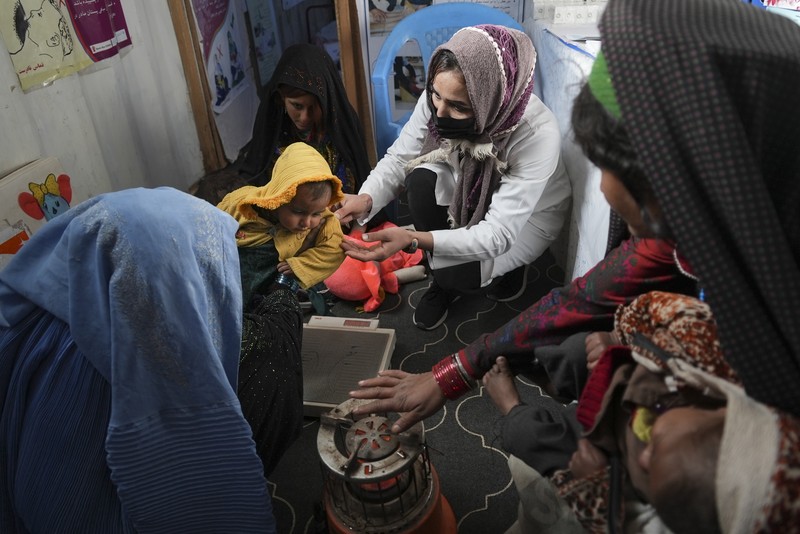 Kemiskinan dan Gizi Buruk anak Afghanistan Hamid Abdullah berdiri di luar ruangan tempat anak-anaknya bermain di sebuah pemukiman dekat Herat, Afghanistan (16/12/2021). Abdullah menjual putrinya yang masih kecil untuk dijodohkan karena sangat membutuhkan uang untuk mengobati istrinya yang sakit kronis dan hamil anak kelima mereka . (AP/Mstyslav Chernov)