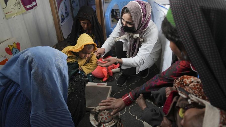 Hamid Abdullah berdiri di luar ruangan tempat anak-anaknya bermain di sebuah pemukiman dekat Herat, Afghanistan (16/12/2021). Abdullah menjual putrinya yang masih kecil untuk dijodohkan karena sangat membutuhkan uang untuk mengobati istrinya yang sakit kronis dan hamil anak kelima mereka . (AP/Mstyslav Chernov)